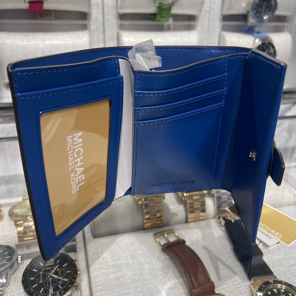 MICHAEL KORS Greenwich Med Ombré Signature Logo Tri-Fold Wallet
Galaxy Blue
NWT - Picture 11 of 16